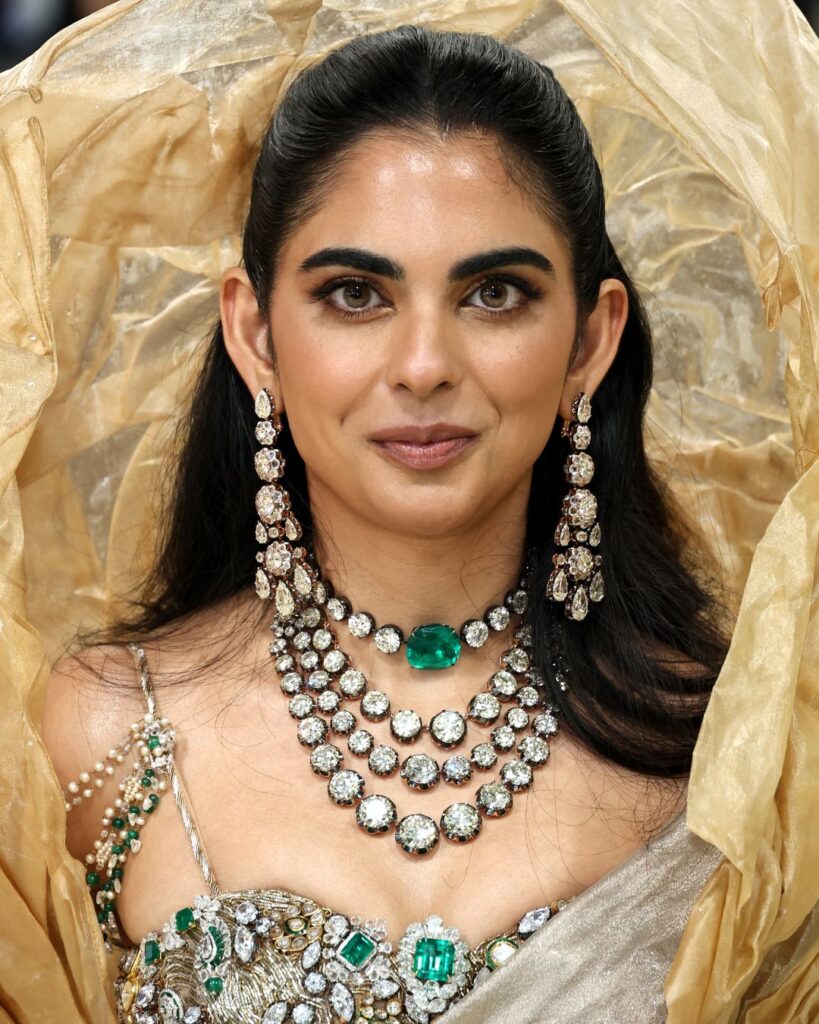 Isha Ambani 更將天然鑽石造型昇華為藝術，她佩戴了個人珍藏、總重約 150 克拉的老礦式切割（Old Mine Cut）天然鑽石珠寶，包括一條三行頸鏈和枝形吊燈耳環，同時還將天然鑽石直接縫製在紗麗服（Sari）的胸衣上，標記人生中的重要時刻。