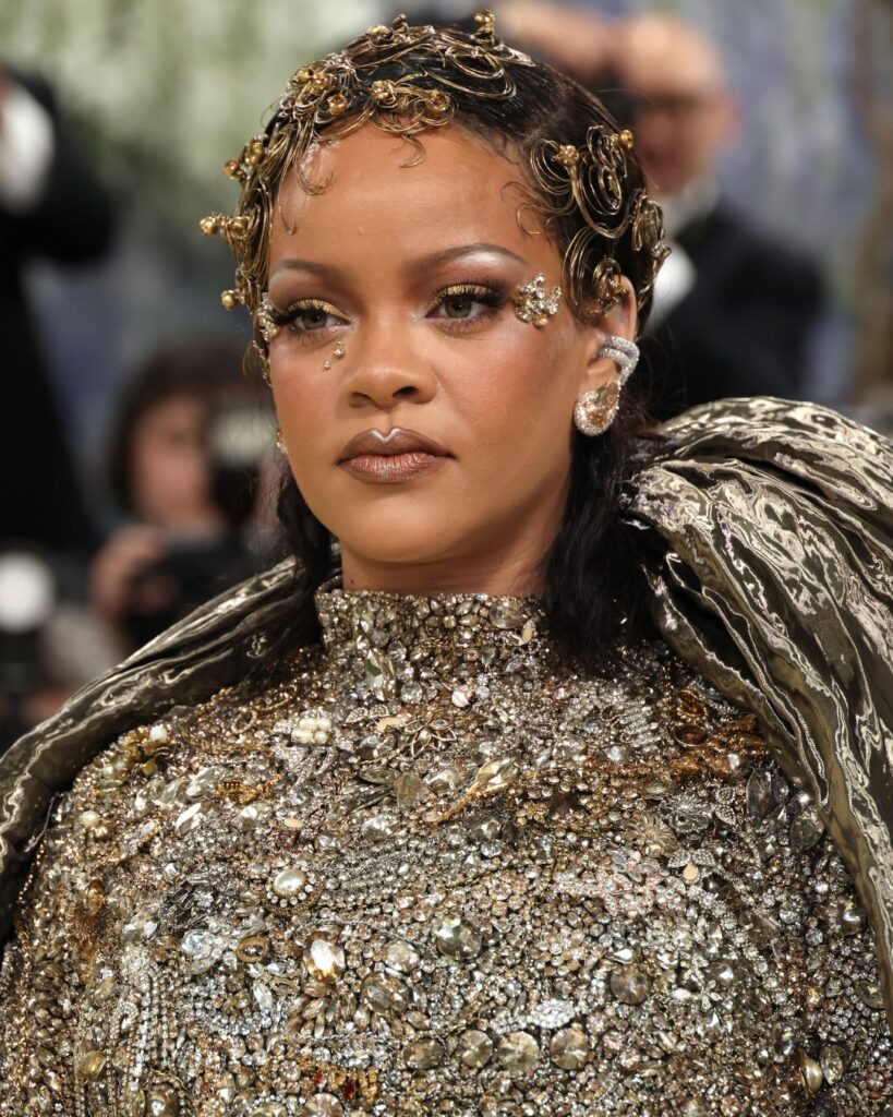 Rihanna 佩戴一對極為珍罕的 Glenn Spiro Moghul Golconda 彩棕黃色鑽石耳環，引領沙漠鑽石風潮，兩顆梨形天然鑽石總重達 51.9 克拉。