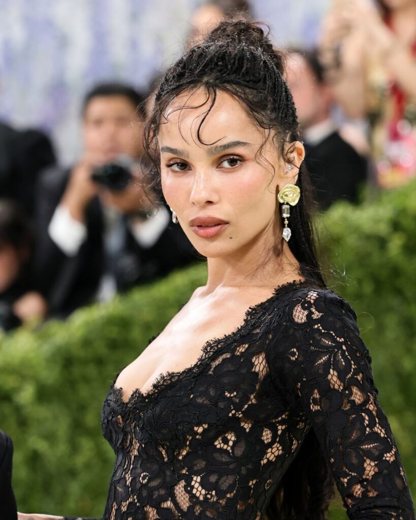 Zoë Kravitz 選擇 Jessica McCormack 的超大花朵造型天然鑽石耳環，為古典浪漫注入當代巧思。